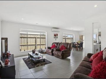 Family Home 4 bedrooms Next to Waurn Ponds Railway Station