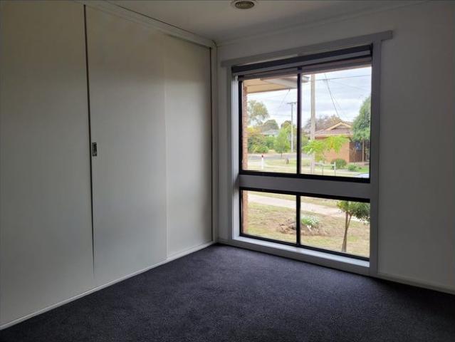 Family home, 3 bedrooms, walk to shops, schools, sporting complexes, large private enclosed yard