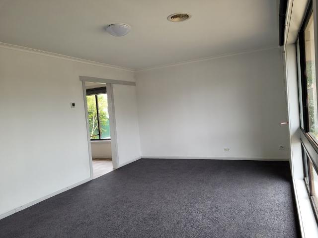 Family home, 3 bedrooms, walk to shops, schools, sporting complexes, large private enclosed yard