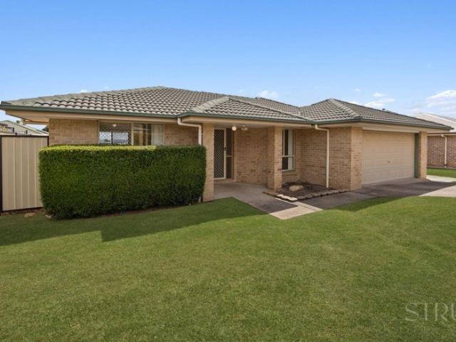 Family Home W/ Multiple Living Areas! Plus Vacant & Ready To Move In!