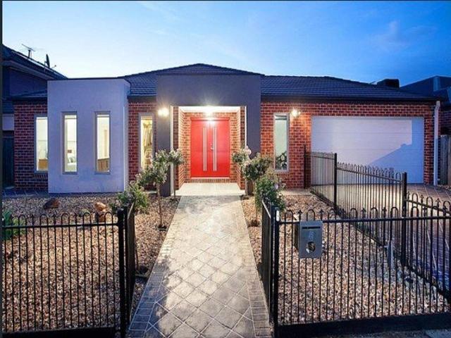 FAMILY HOME WALKING DISTANCE TO SHOPS