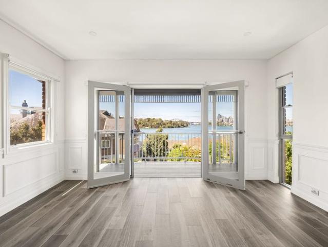 Family home / water outlooks / Harbour Bridge & CBD views