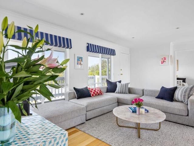 FAMILY HOME WITH MULTIPURPOSE ROOM / MUSIC STUDIO