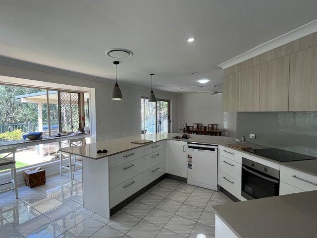 FAMILY HOME WITH MINI GOLF COURSE AND SPA!
