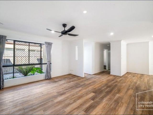 FAMILY HOME WITH A POOL IN PRIME LOCATION!