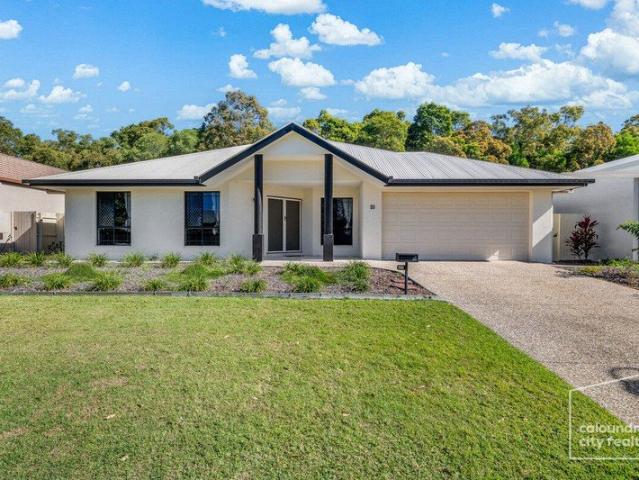 FAMILY HOME WITH A POOL IN PRIME LOCATION!