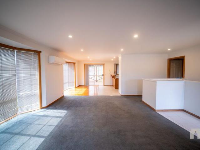 Family home with a rumpus room on 800 m² in Old Beach