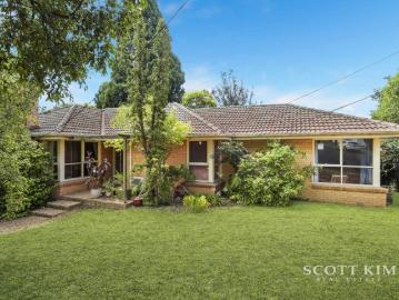 Family Home with Excellent Potential in A Quiet Mount Waverley Court