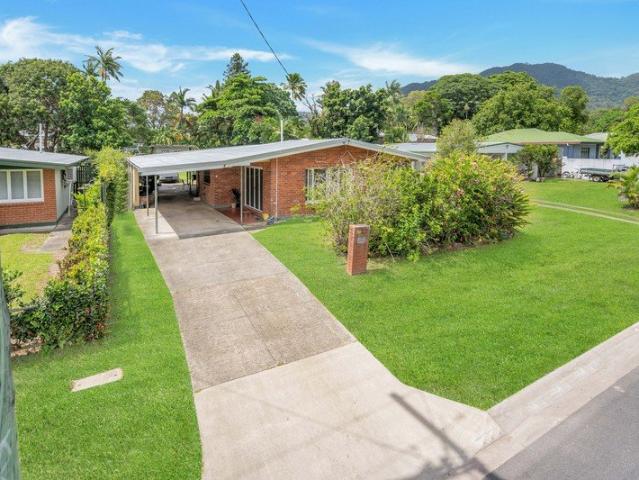FAMILY HOME WITH HUGE BACKYARD!