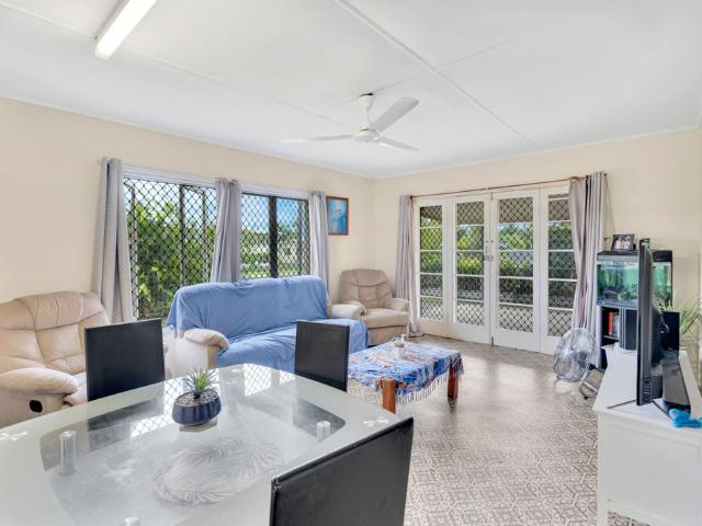 FAMILY HOME WITH HUGE BACKYARD!