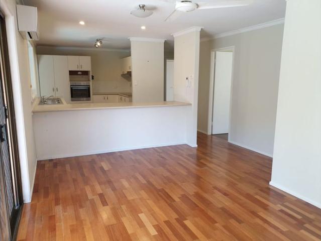 FAMILY HOME WITH LARGE POOL, CLOSE TO SHOPPING MALL & BROADWATER