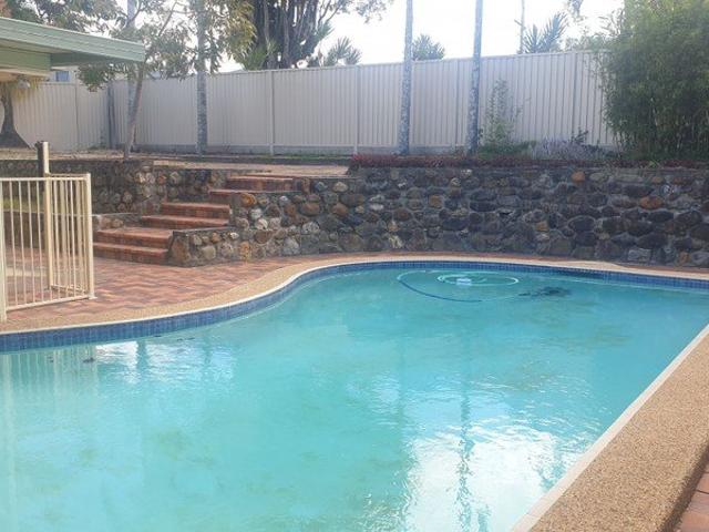 FAMILY HOME WITH LARGE POOL, CLOSE TO SHOPPING MALL & BROADWATER