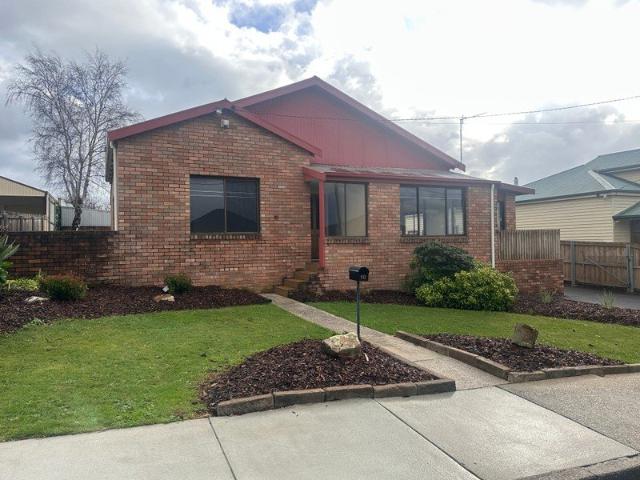 FAMILY HOME WITH LARGE SHED & BACKYARD