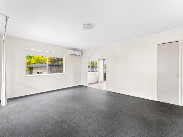 FAMILY HOME WITH LARGE YARD AND AIR CONDITIONING!