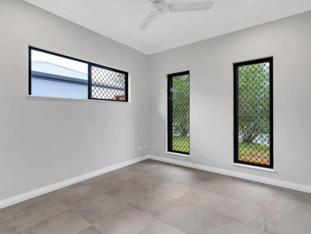 FAMILY HOME WITH LIBRARY, MEDIA ROOM AND SOLAR
