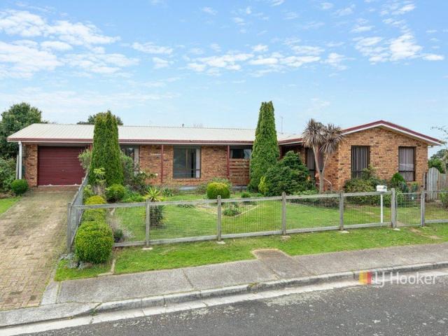 Family home with loads of extras