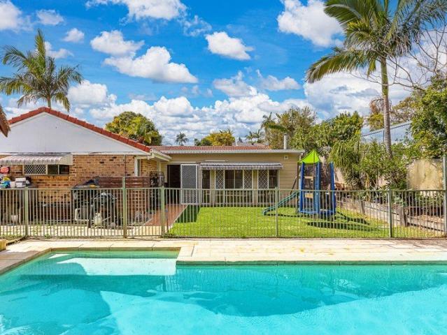 FAMILY HOME WITH POOL