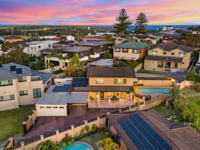 Family Home With Pool And Bay Views On 575.4sqm Land