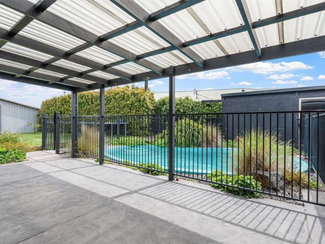 Family Home with Pool and Studio with rental income