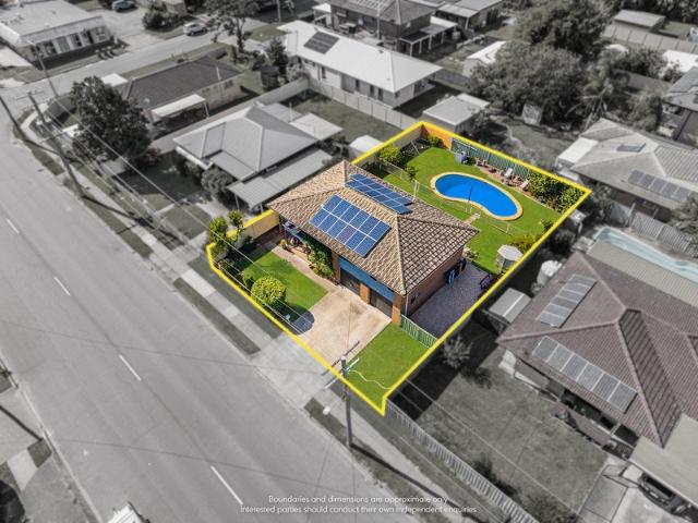 FAMILY HOME WITH POOL WITH SIDE ACCESS