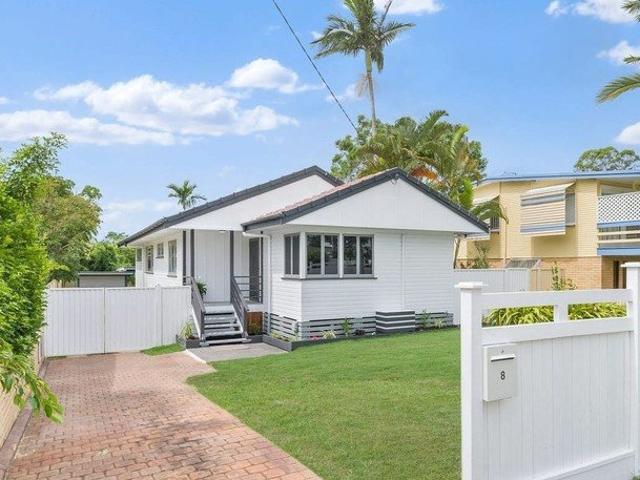 Family Home with Pool in a Prime Carindale Location
