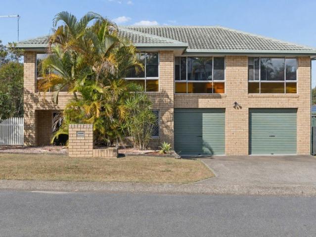 FAMILY HOME WITH POOL & IN GREAT LOCATION!