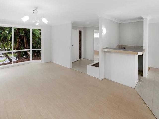 Family home with pool in Robina