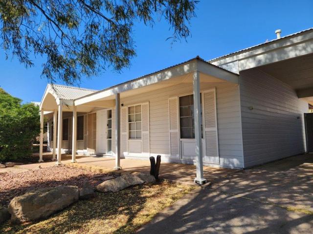 Family Home with Pool Move Straight In!
