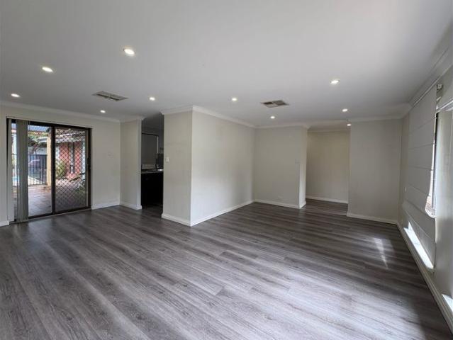 Family home with Pool & Minutes to the Beach and Shopping Centre