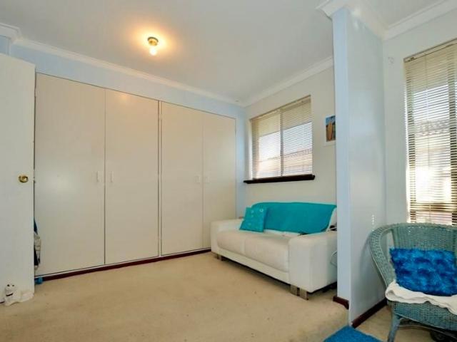 Family home with Pool & Minutes to the Beach and Shopping Centre