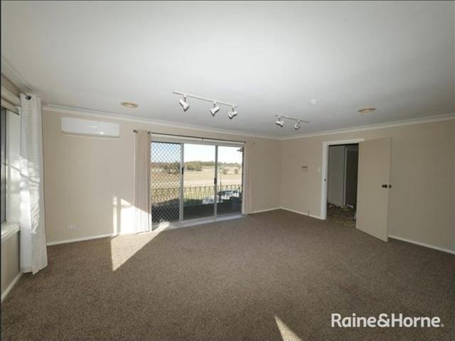 Family Home with Rural Setting close to Orange Hospital