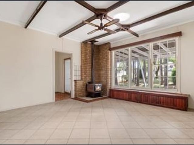 FAMILY HOME WITH RETREAT!