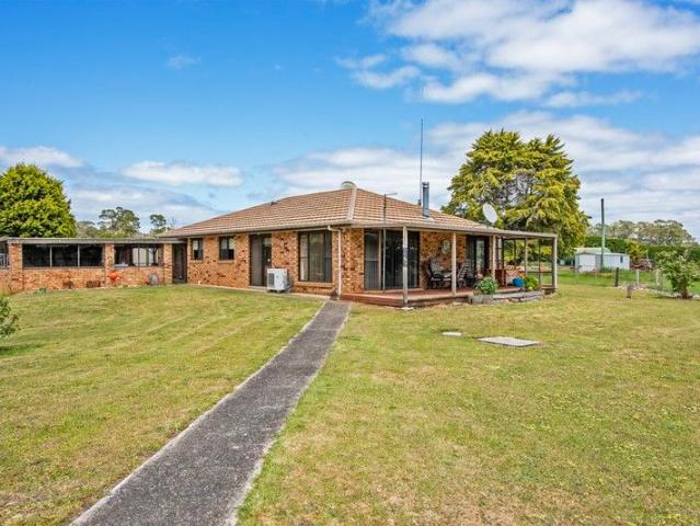 Family Home with River Reserve Boundary on 9.85 acres and 2 Huge Machinery Sheds