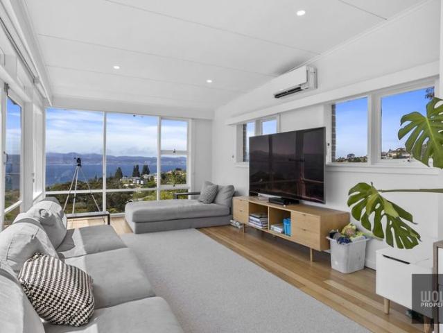 Family Home With Stunning Views!