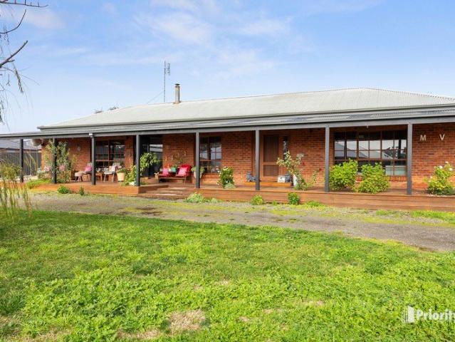 FAMILY HOME WITH SUBDIVISION POTENTIAL