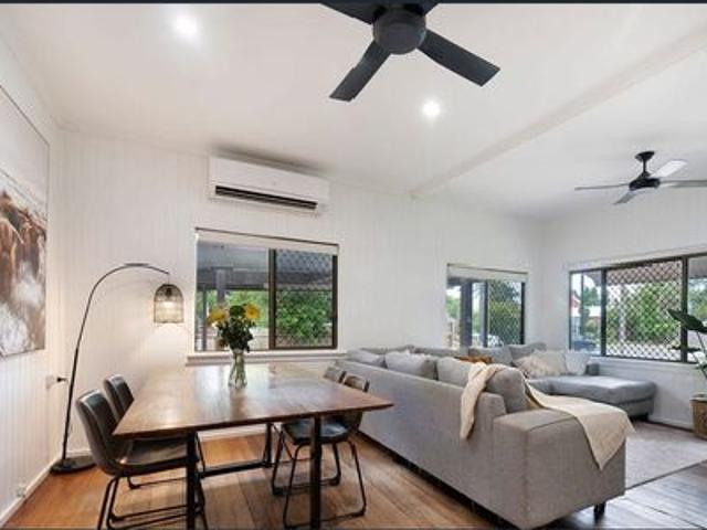 FAMILY HOME WITH SWIMMING POOL
