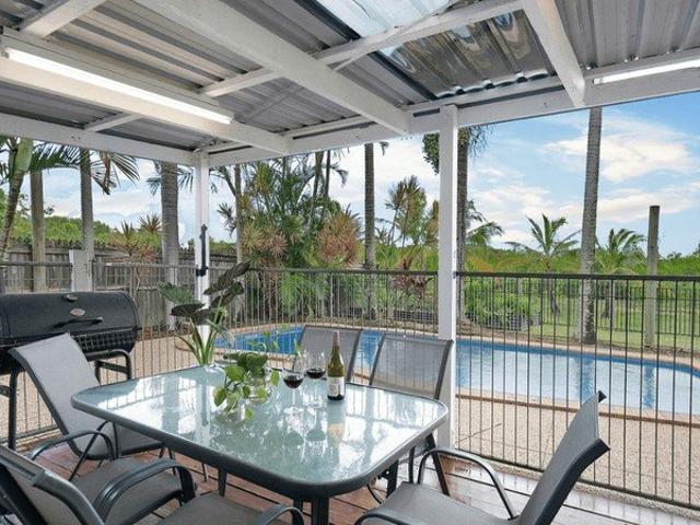 FAMILY HOME WITH SWIMMING POOL