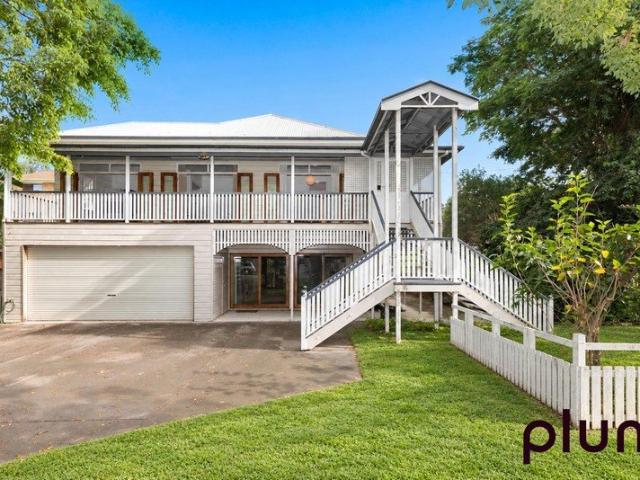 Family home with self contained studio!