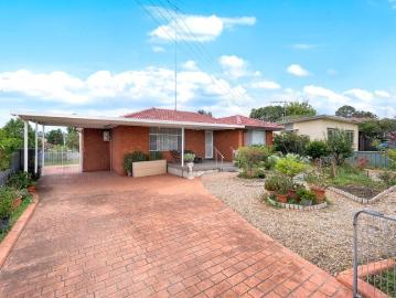 FAMILY HOME WITH SPACIOUS BACKYARD ON 588.1SQM R2 ZONED BLOCK