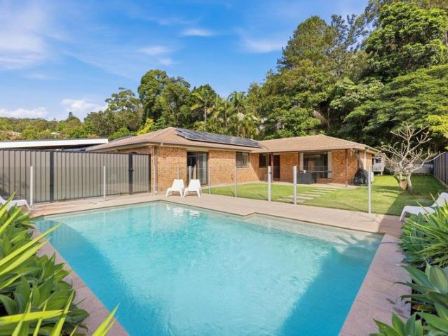 Family Home With Sparkling Swimming Pool!