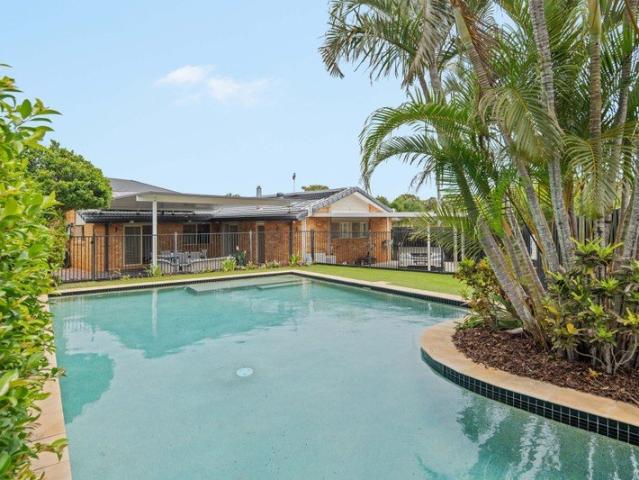FAMILY HOME WITH TEENAGERS RETREAT AND RESORT STYLE POOL!