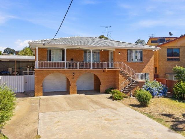Family Home with Versatile Living Options in Prime Location!