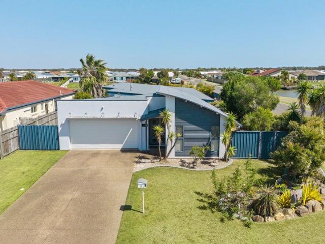 FAMILY HOME WITH WATER VIEWS, POOL & ROOM FOR THE BOAT