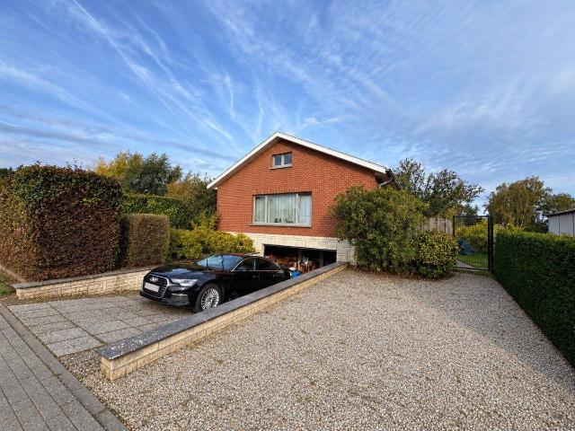 Family home with 3 bedrooms, double garage and garden