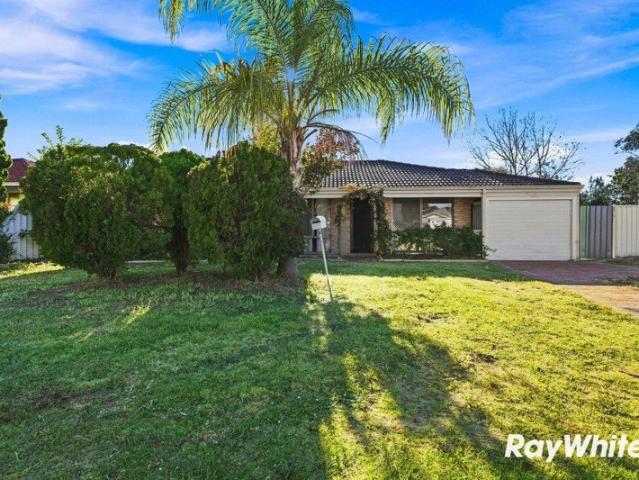 Family Home A Hop & Skip to Ballajura Train Station!