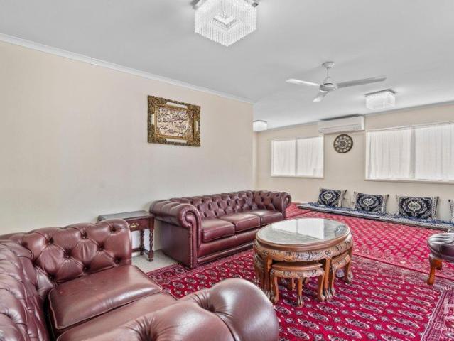 Family Home + Approved DA Duplex at Rear = Income Potential!