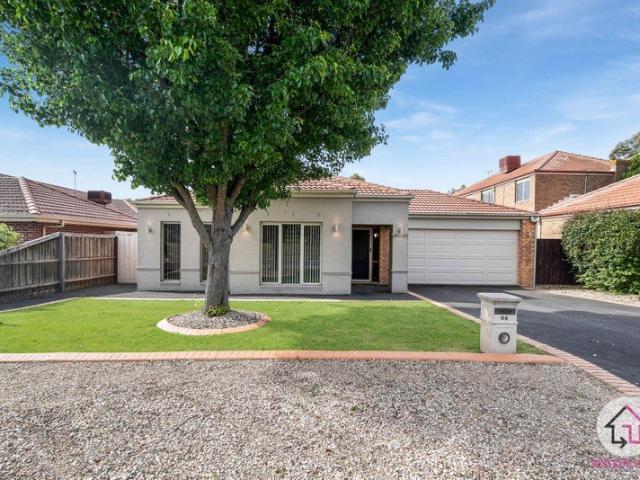 FAMILY HOME BACKING ONTO THE GOLF COURSE