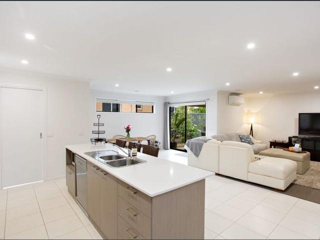 FAMILY HOME CLOSE TO SCHOOLS AND SHOPPING