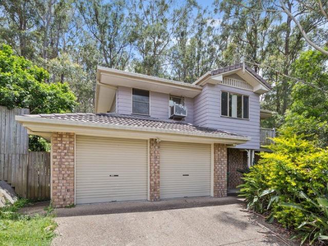 Family home close to shops & schools