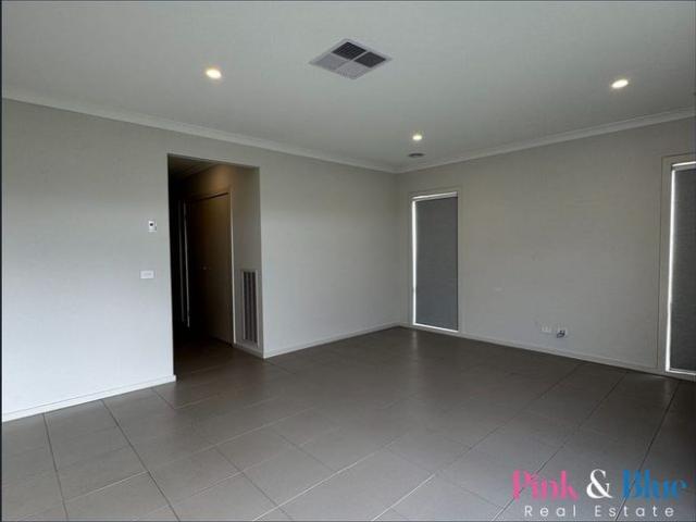 Family home for lease Walking distance to Rockbank Train Station!